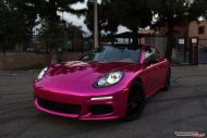 Porsche Panamera Pink Chrom Folierung 4 190x127 Mädels aufgepasst   Porsche Panamera mit Pink Chrom Folierung