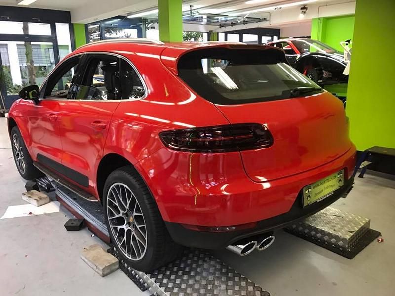 Print Tech Porsche Macan with full wrapping in Racing Red Uni