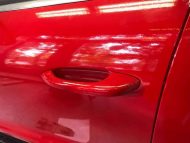 Print Tech Porsche Macan met volledige wrap in Racing Red Uni