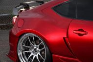 Zestaw Widebody Kit i koła robocze w Toyocie GT86 firmy Kuhl Racing