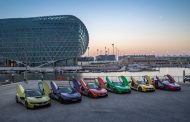 C'est Dubaï - des couleurs super vives sur la BMW i8 d'Abu Dhabi Motors