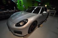 Porsche Panamera Turbo z folią w matowym metalicznym aluminium