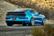 La Ford Mustang GT haussière sur les roues Ferrada 20 pouces Alu
