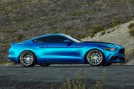 Vlezige Ford Mustang GT op 20 inch Ferrada wielen Alu's