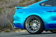 La Ford Mustang GT haussière sur les roues Ferrada 20 pouces Alu