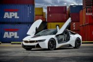 Exclusive Motoring – BMW i8 in matwit en gouden accenten