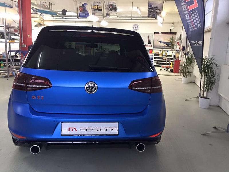 اللون الأزرق غير اللامع على سيارة VW Golf GTI Clubsport من 2M-Designs