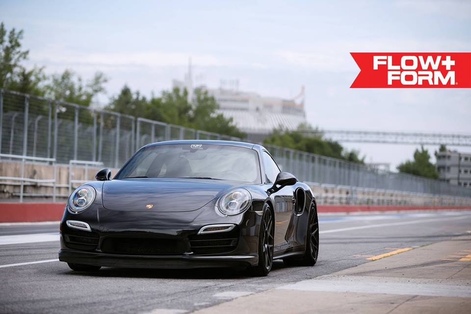 Porsche 911 (991) Turbo su cerchi HRE FF01 in nero