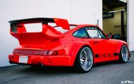 Mega – RWB Porsche 911 (964) Turbo على عجلات CCW من EAS