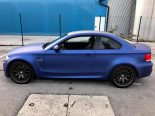 Elegante BMW 1M E82 Coupe en azul mate de películas BB