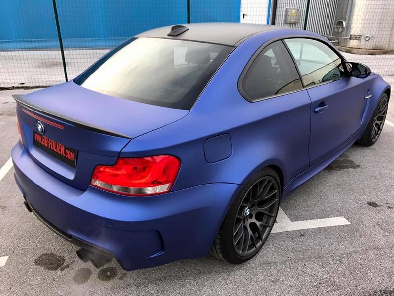 Elegante BMW 1M E82 Coupé in blu opaco dai film BB
