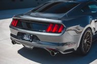 Knallgelber Ford Mustang GT auf Vorsteiner V-FF 107 Felgen