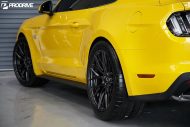 Knallgelber Ford Mustang GT auf Vorsteiner V-FF 107 Felgen