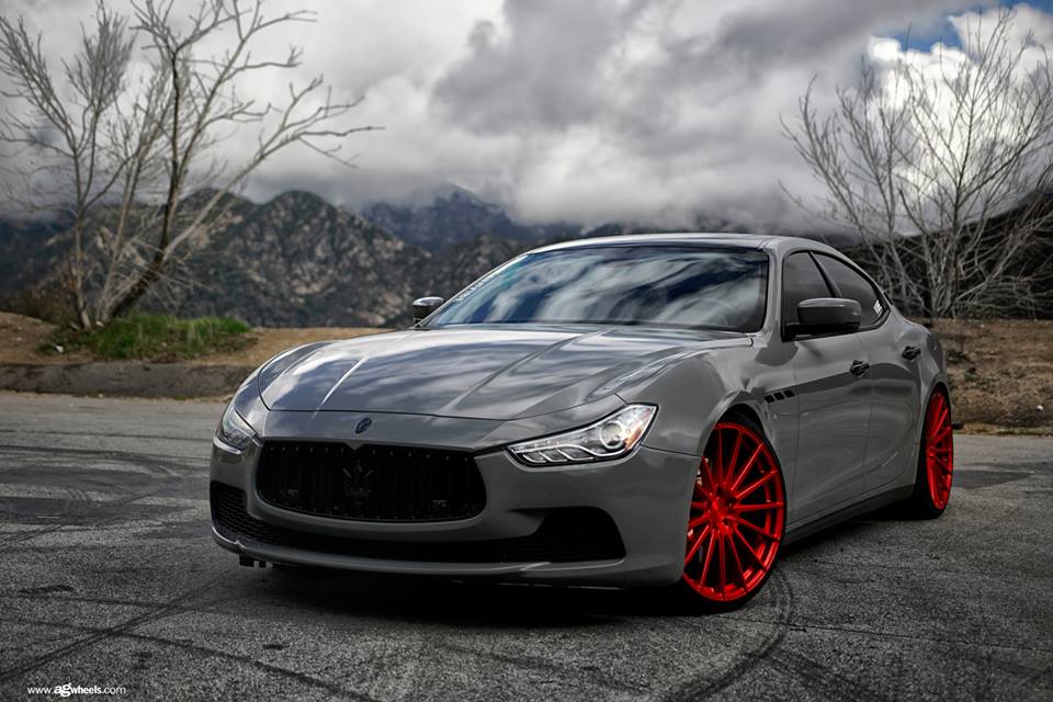 Maserati Ghibli en gris sur les roues Avant Guard M615 en rouge