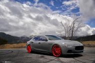 Maserati Ghibli in grigio su ruote Avant Guard M615 in rosso