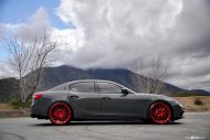 Maserati Ghibli en gris sur les roues Avant Guard M615 en rouge