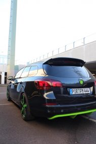 Czytelnictwo: Opel Astra Sports Tourer z zielonymi akcentami