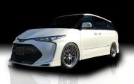 Rowen International - Toyota Estima con kit de carrocería