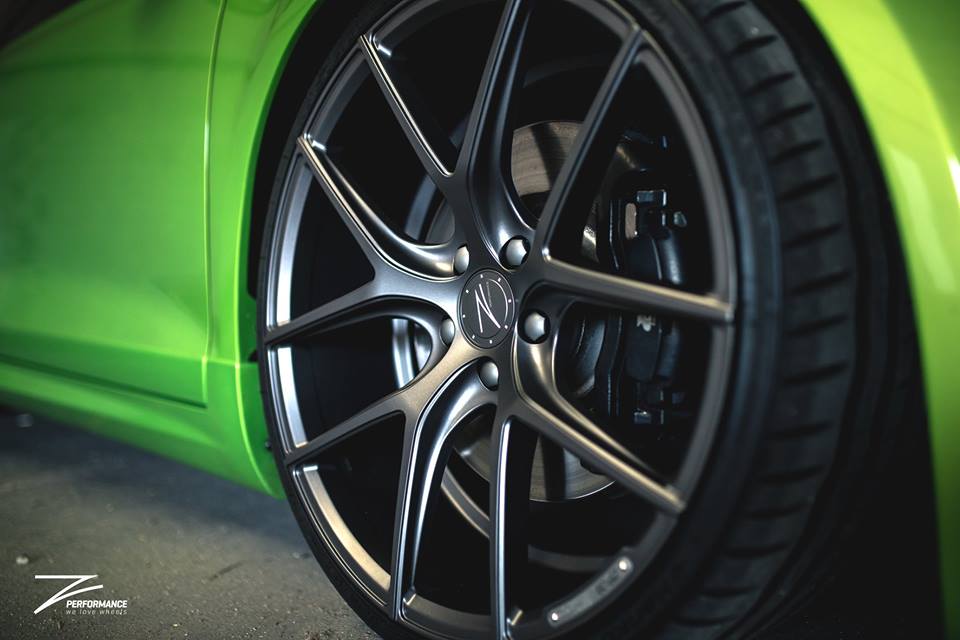 Ruedas Z-Performance en la víbora pintada de verde VW Scirocco