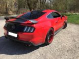 Lectorat: Ford Mustang GT en rouge avec des accents noirs