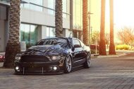 Ford Mustang S197 sur jantes et Bodykit Rovos Durban