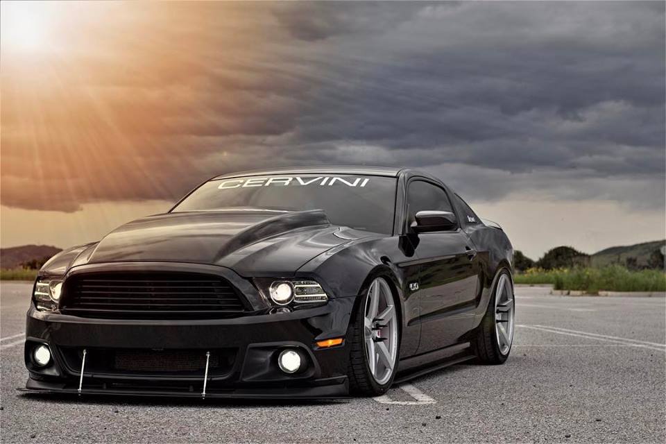 Ford Mustang S197 sur jantes et Bodykit Rovos Durban