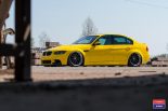Evident - BMW E90 M3 en jaune vif avec VWS-1 Alu's