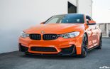 BMW M4 F82 Coupé orange feu avec M Performance Parts
