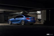 Sutil - Estoril azul BMW M240i con llantas Dinan y VMR