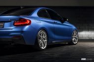 Sottile: BMW M240i blu estoril con cerchi Dinan e VMR