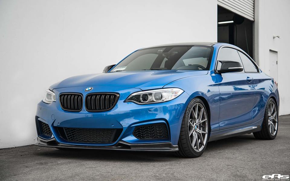 Sottile: BMW M240i blu estoril con cerchi Dinan e VMR