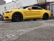 Ford Mustang LAE w kolorze żółtym na czarnych obręczach Oxigin 18