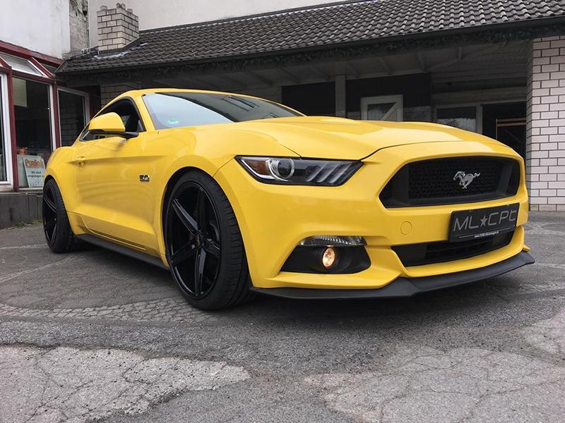 Ford Mustang LAE en llantas amarillas sobre negro Oxigin 18