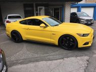 Ford Mustang LAE in giallo su cerchi Oxigin 18 neri