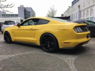 Ford Mustang LAE in geel op zwarte Oxigin 18 velgen