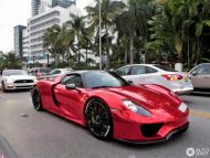 Highlight: Porsche 918 Spyder with foil in chrome red