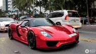 Highlight: Porsche 918 Spyder with foil in chrome red