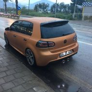 Czytniki samochodowe - VW Golf MK6 R w kolorze pomarańczowym matowym i opuszczanym