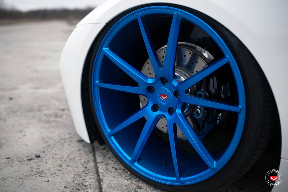 Blaue Vossen Wheels 301 Felgen am BMW i8 Hybriden