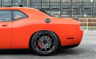 Oranje Dodge Challenger Hemi op Ferrada FR4 velgen
