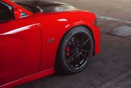 Llantas Rohana Wheels RF2 en el brillante Dodge Charger rojo