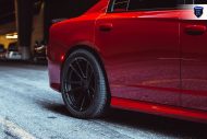 Cerchi Rohana Wheels RF2 sul Dodge Charger rosso brillante