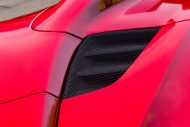 مثالي - اللون الأحمر التنيني المعدني على سيارة فيراري 488 سبايدر