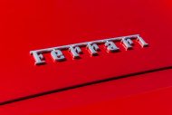 مثالي - اللون الأحمر التنيني المعدني على سيارة فيراري 488 سبايدر