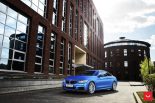 إطارات باللون الأزرق غير اللامع وVossen CVT في سيارة BMW الفئة الرابعة F4 كوبيه