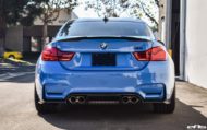 Yas Marina blauer BMW M4 mit Upgrade by EAS Tuning