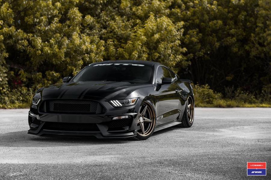 Evil - Bagged Ford Mustang GT na felgach Vossen VWS-3