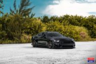 Evil - Bagged Ford Mustang GT na felgach Vossen VWS-3