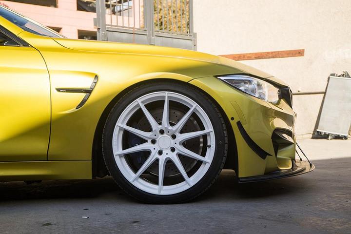 Austin MXN giallo BMW M4 su cerchi 20 pollici ZF03 Zito