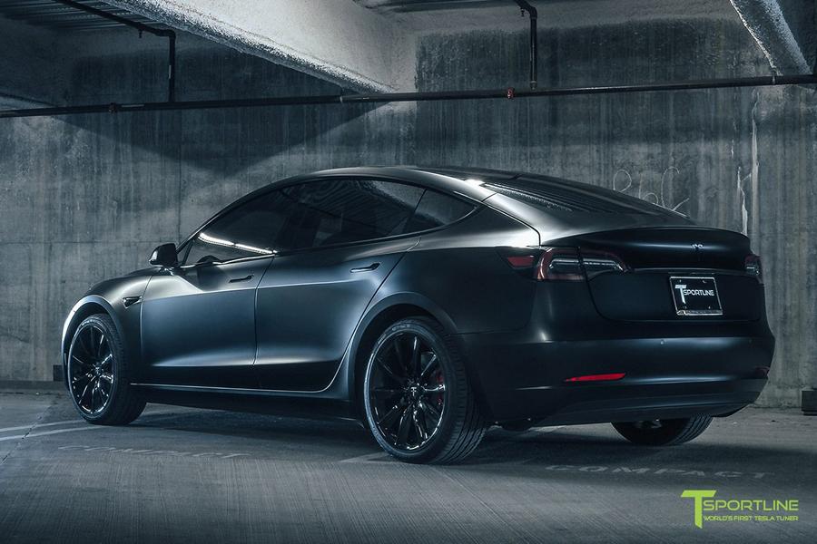 T-Sportline Tesla Modello 3 in nero opaco e su ruote TST